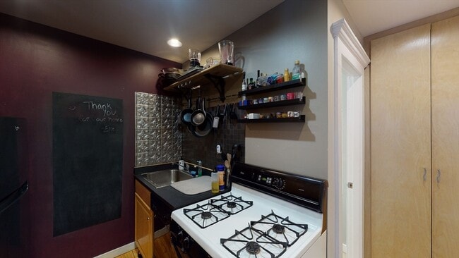 Building Photo - 12 Isabella St