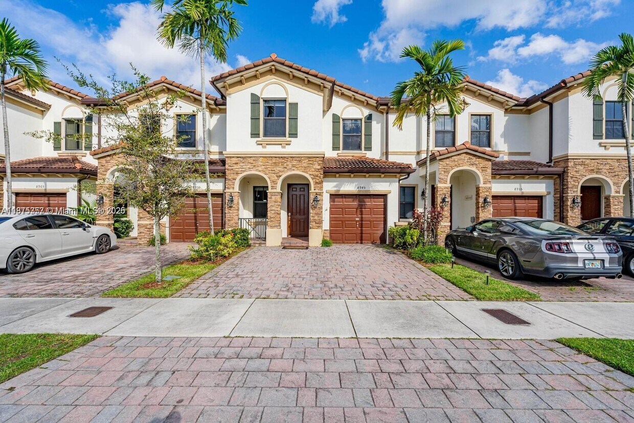 Foto principal - 8945 NW 98th Ave