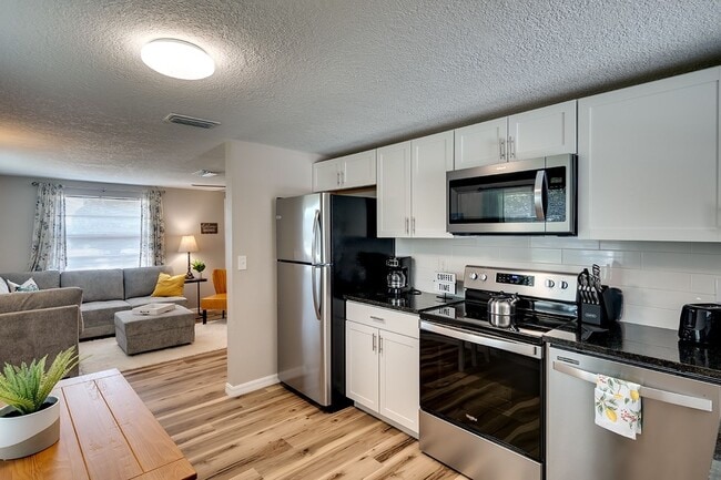 Building Photo - MAVEs VACA 6434-6436 5th St W. Bradenton 34207