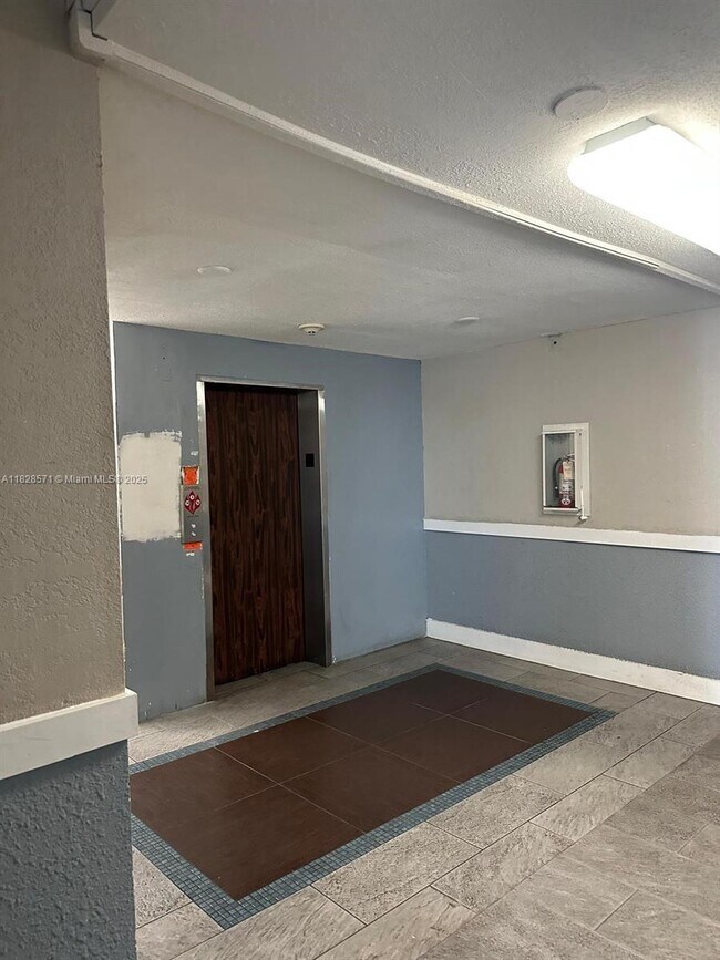 Foto del edificio - 496 NW 165th St