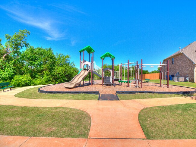 Building Photo - 4 Bedrooms/2 Baths in Falling Springs Addition - Deer Creek Schools - Community Pool