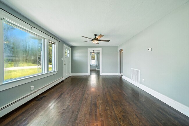 Foto del edificio - Charming 3 bed /2 bath Bungalow on Spacious Corner Lot