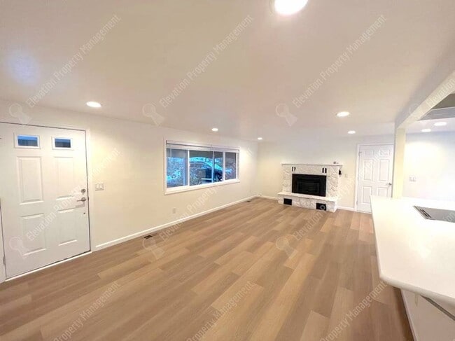 Building Photo - Updated 3 BR + home office w/ large yard in quiet cul-de-sac