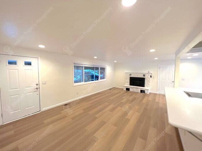 Foto del edificio - Updated 3 BR + home office w/ large yard in quiet cul-de-sac