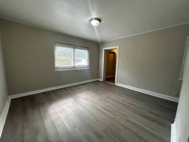 Building Photo - NEWLY RENOVATED 3 bed/2 bath with a FLEX ROOM