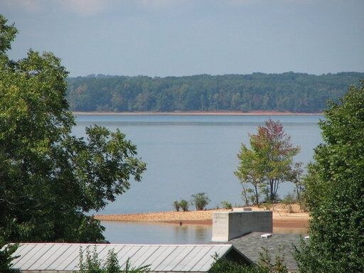 Building Photo - 2 bedroom lakeview cottage