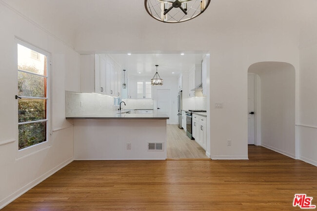 Building Photo - 1122 S Tremaine Ave