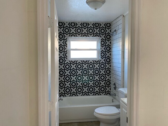 Building Photo - 813 Bentley St