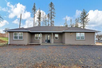 Building Photo - 658 Madrone Way