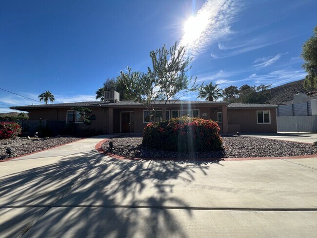 Foto del edificio - AVAILABLE NOW! AMAZING 3 Bedroom 3 Bathroom Home with Pool, Spa, RV Parking and MUCH MORE!