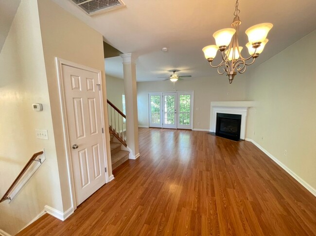 Building Photo - Beautiful 3 Bedroom End-Unit Townhouse