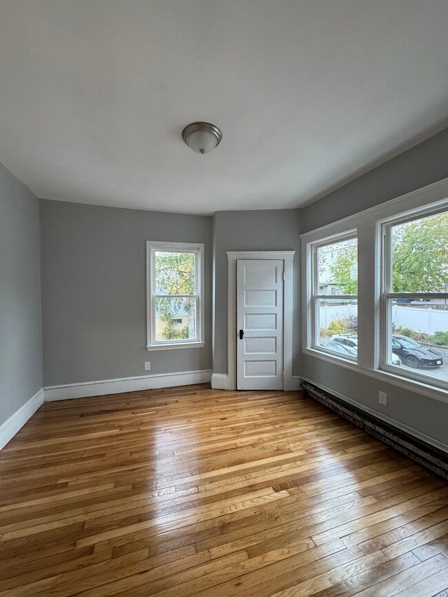 Building Photo - 10 Wakefield Ave