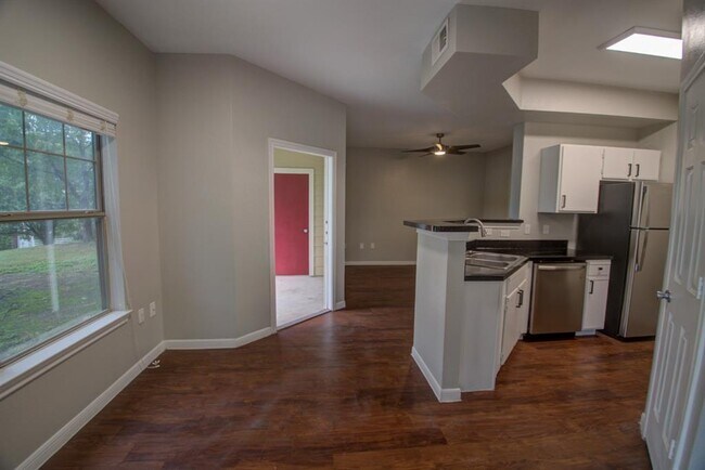 Foto del edificio - 2320 Gracy Farms Ln