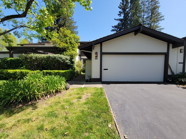 Building Photo - 3br/2.5ba Two Story Townhouse in Sharon He...