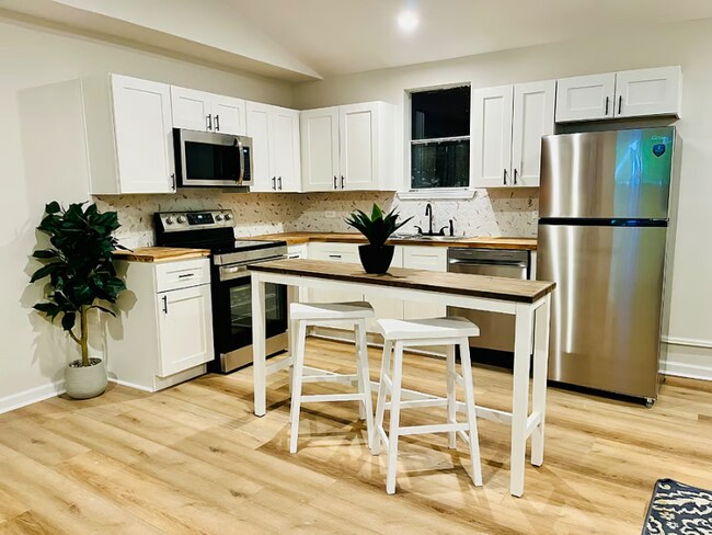 Foto del edificio - 3719 Lyncrest Dr