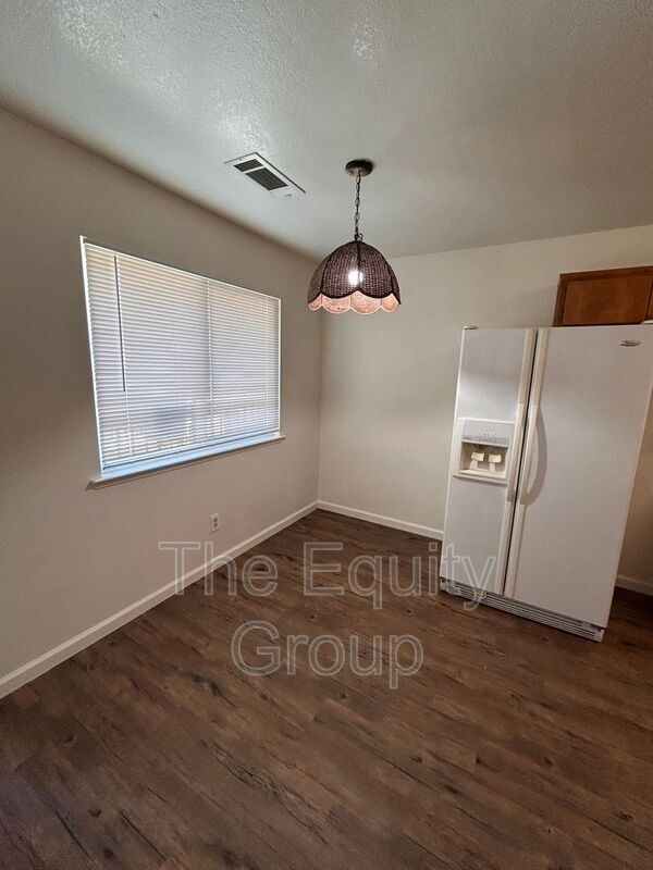 Building Photo - 1433 E Douglas Ave
