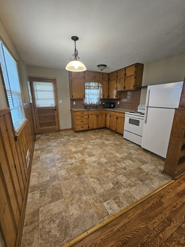 Building Photo - Spacious 2BR duplex with garage!