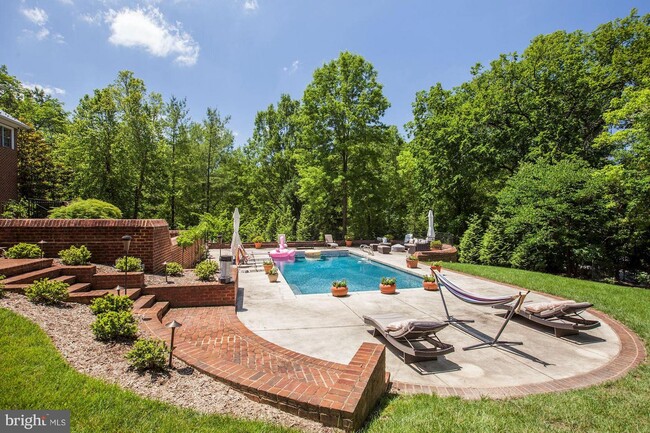 Building Photo - 9909 Avenel Farm Dr