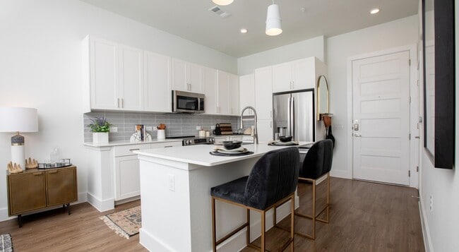 Photo - Luxe Living + $750 Gift Card Special! Apartment