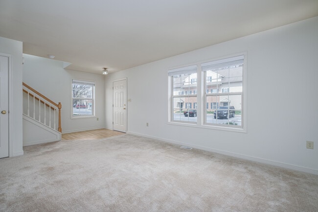 Building Photo - 210 Landing Cir