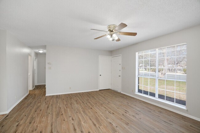 Foto del edificio - 809 Eberhart Ln