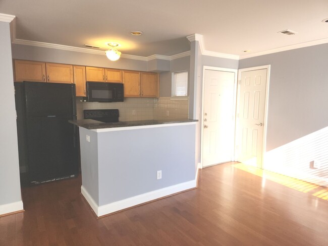 Building Photo - 1 Bedroom Condo in Eastover