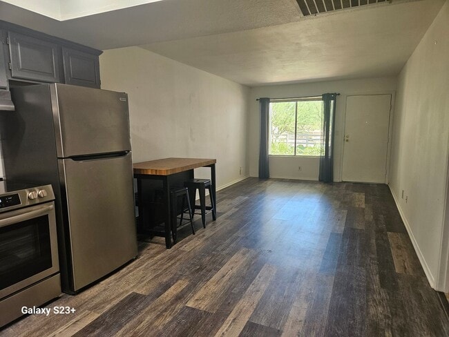 Building Photo - FREE CABLE & INTERNET....WATER & TRASH INCLUDED IN RENT