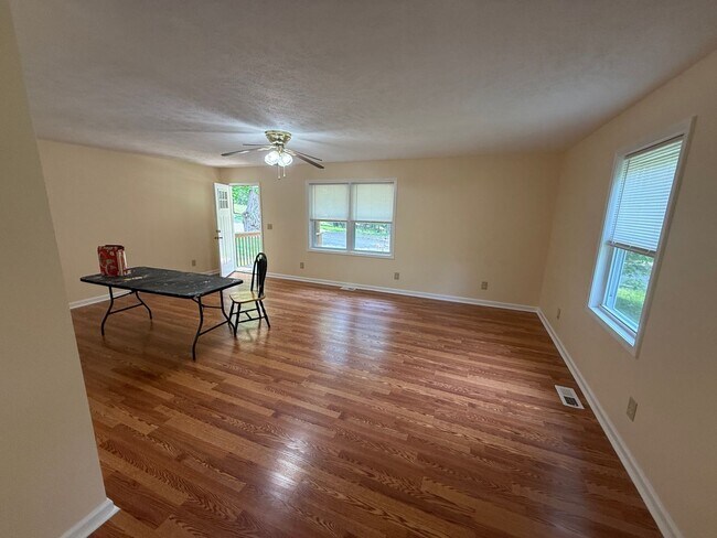 Building Photo - Three Bedroom One Bath home available in C...
