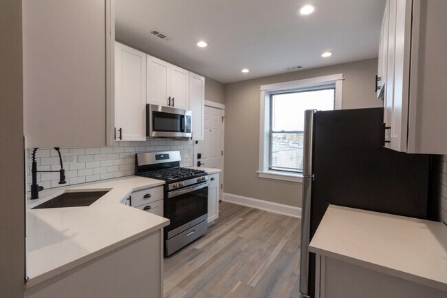 Building Photo - 3549 N Hamlin Ave