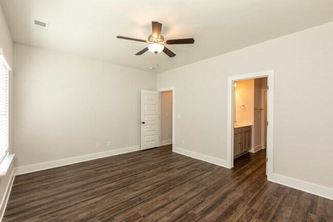 Foto del edificio - Single Family Home With Spacious Fenced Backyard!