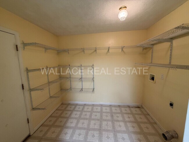 Foto del edificio - ADORABLE 3 BEDROOM HOUSE IN HALLS!!
