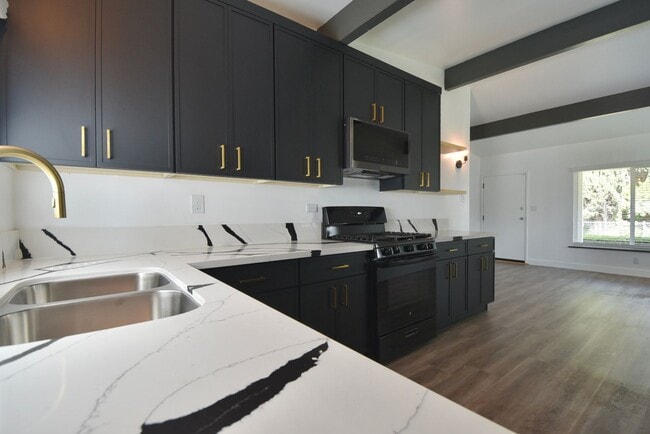 Building Photo - 6417 Whitsett Ave