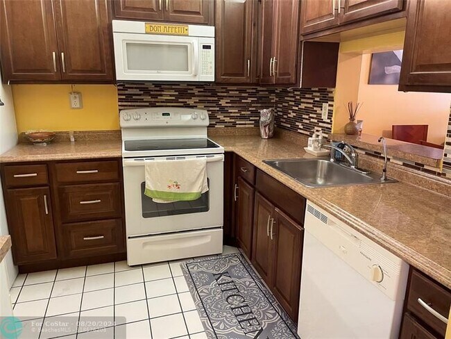 Foto del edificio - 2860 Somerset Dr