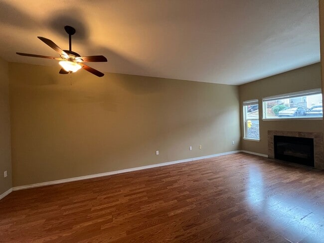 Building Photo - Rent Special: 1/2 Off January Rent!!