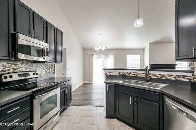 Building Photo - 7003 Hollow Oaks Dr