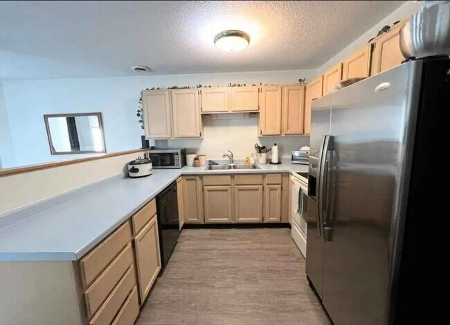 Kitchen - 2425 Bostrom Ct