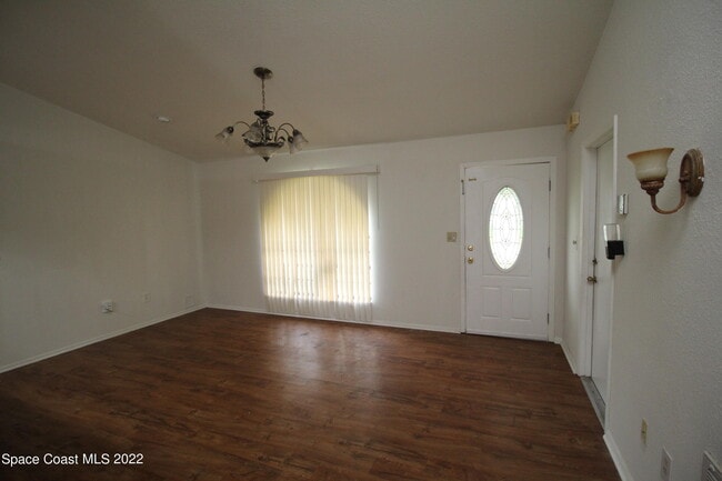 Foto del edificio - 1735 Hazelton St NW