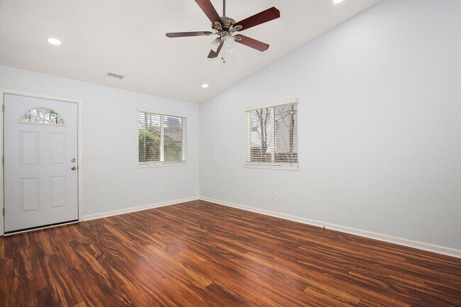 Foto del edificio - Beautiful 3 bed / 2 bath duplex in Uptown Neighborhood!
