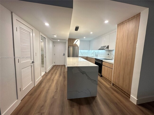 Building Photo - 2301 Collins Ave