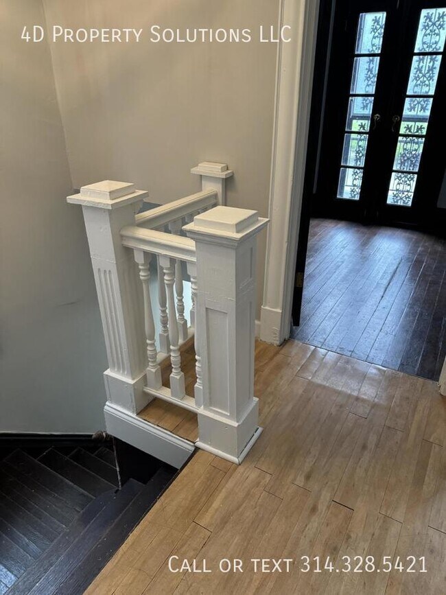 Building Photo - Welcoming 2 Bedroom Duplex in St. Louis - ...