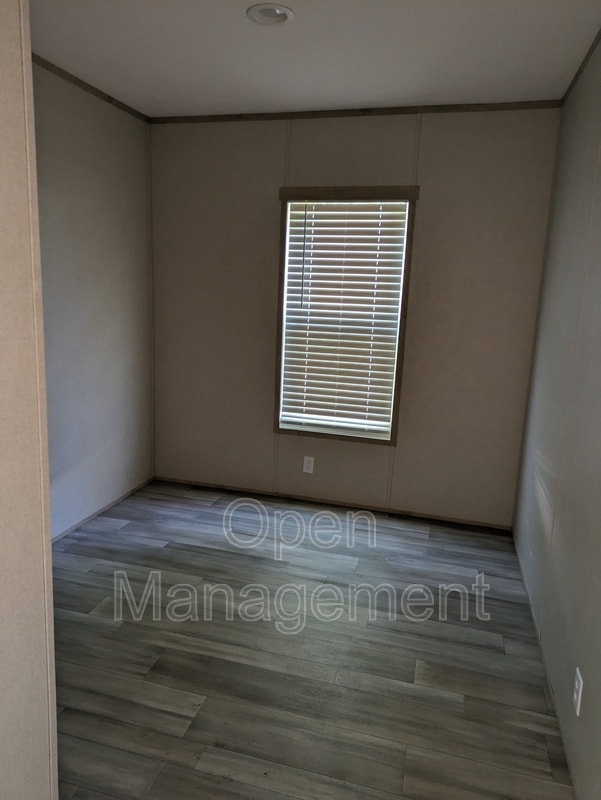 Building Photo - 2710 N Farm Rd 137