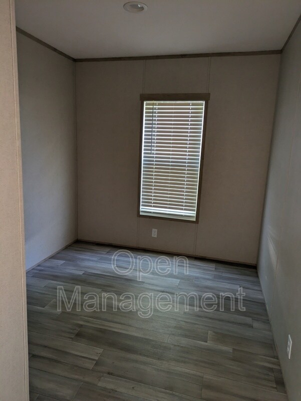 Foto del edificio - 2710 N Farm Rd 137