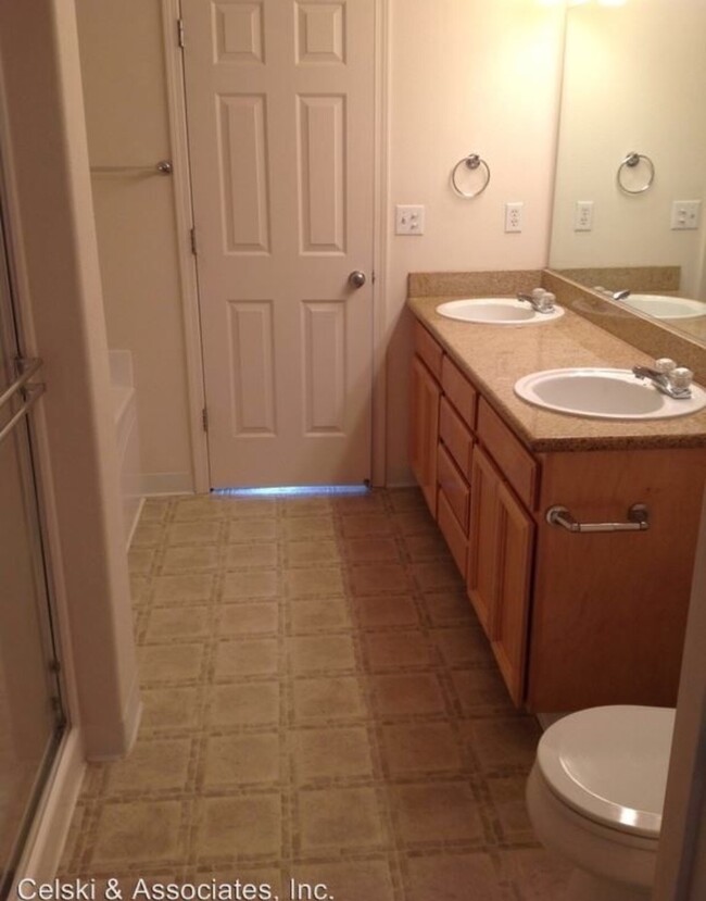 Building Photo - 2 bedroom 2.5 bath townhouse in Pasco! BON...