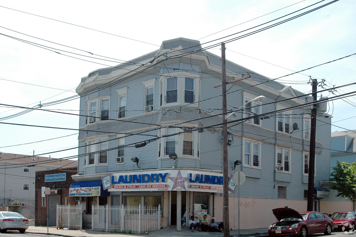Primary Photo - 176 12th Ave