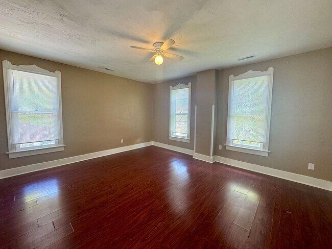 Foto del edificio - Spacious 2-bedroom, 1 bath apartment
