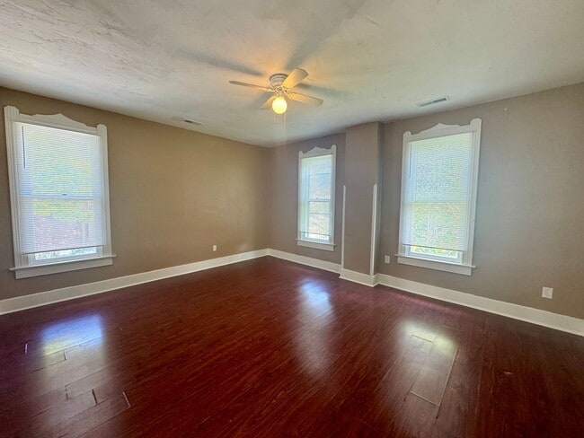 Building Photo - Spacious 2-bedroom, 1 bath apartment