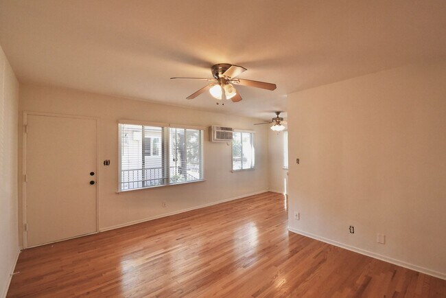 Foto del edificio - 10834 Bloomfield St