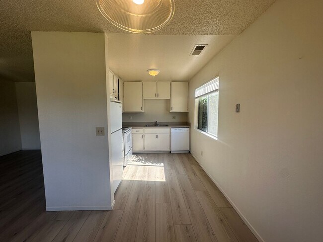 Foto del edificio - 1175 - 1189 N Parsons Ave Merced