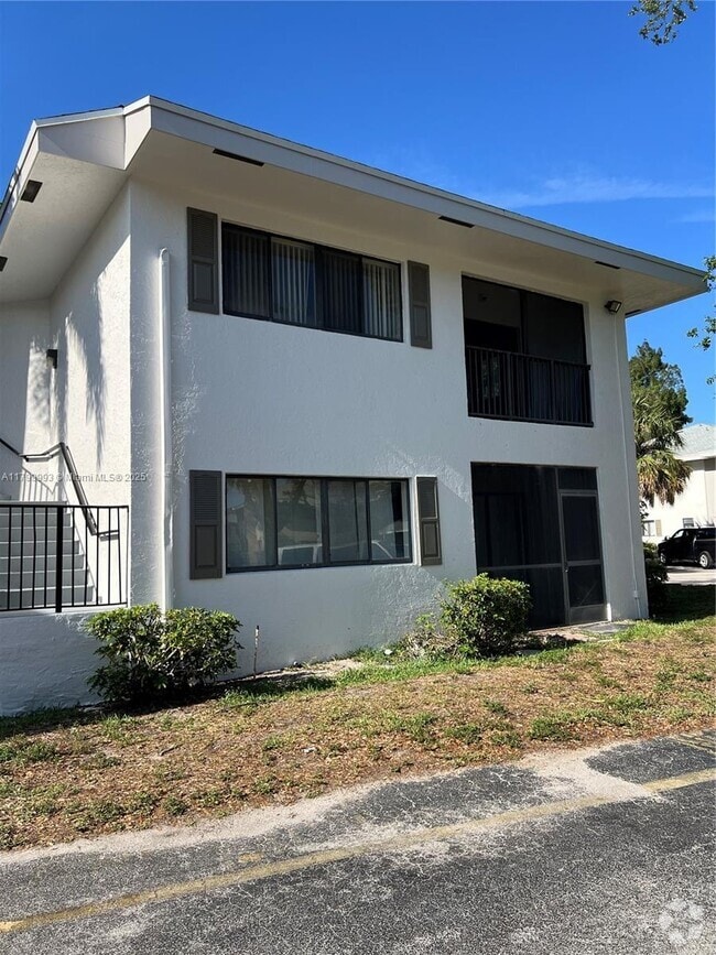 Building Photo - 2550 SW 18th Terrace