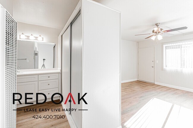 Building Photo - 4900 Clair Del Ave